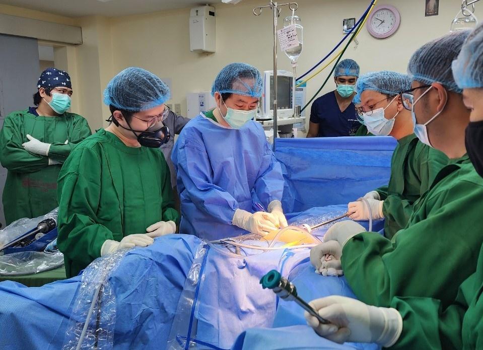 bác sĩ phẫu thuật chó