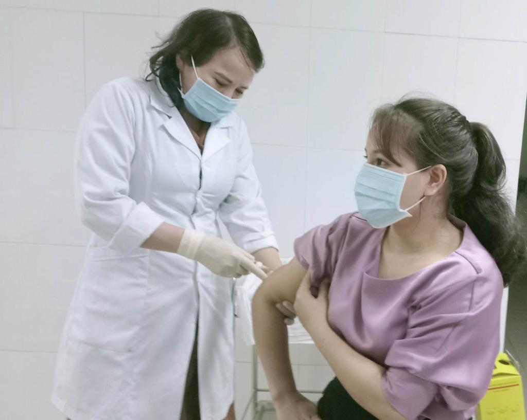 chó cái tiêm thuốc tránh thai